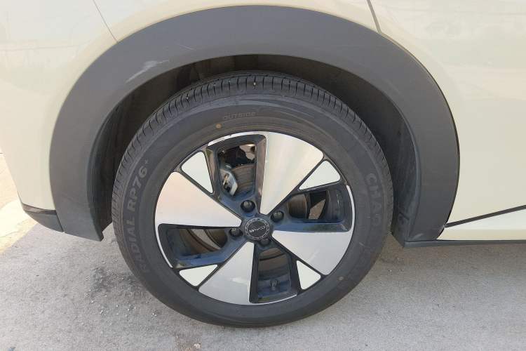 Used BYD Dolphin 2023 420 km Fashion Edition Right Rear Wheel Hub