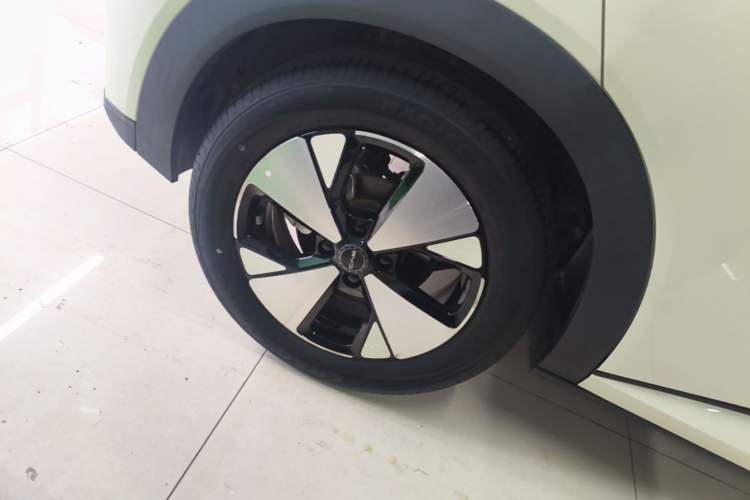 Used BYD Dolphin 2023 420 km Fashion Edition Right Rear Wheel Hub