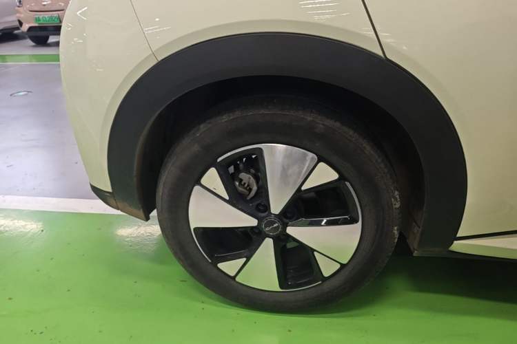 Used BYD Dolphin 2023 420 km Fashion Edition Right Rear Wheel Hub