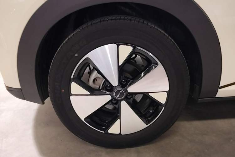 Used BYD Dolphin 2023 420 km Fashion Edition Right Rear Wheel Hub
