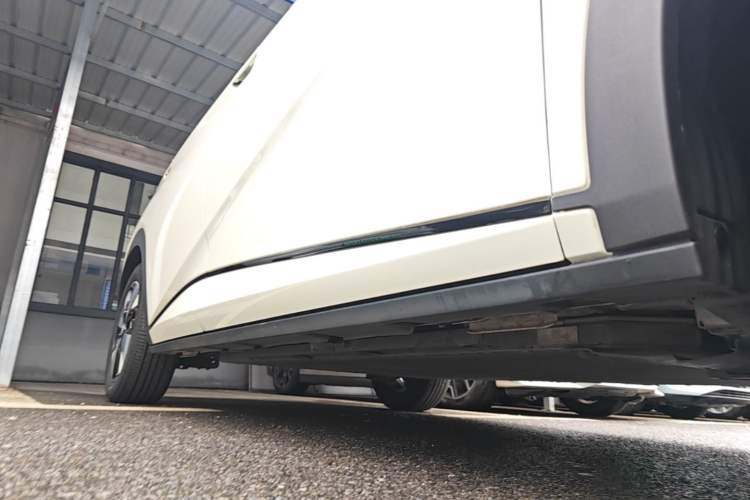 Used BYD Dolphin 2023 420 km Fashion Edition Right Side Sill