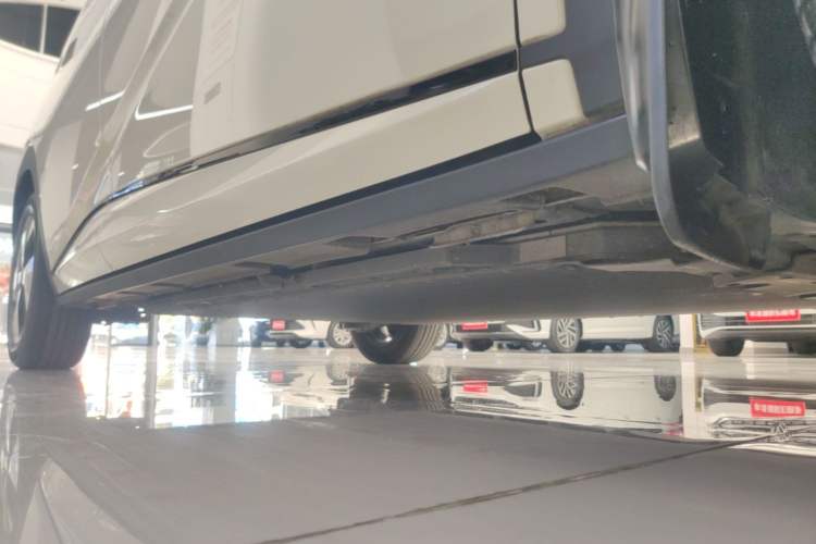 Used BYD Dolphin 2023 420 km Fashion Edition Right Side Sill