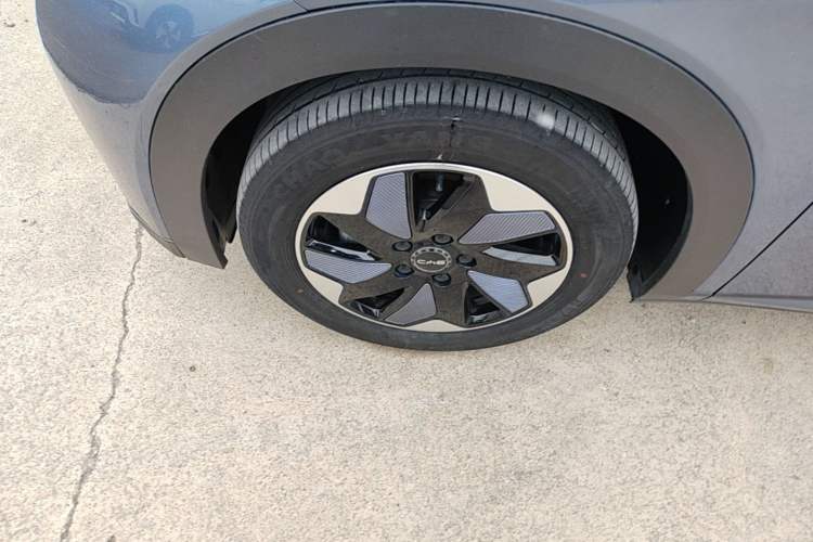 Used BYD Dolphin 2024 Honor Edition 420km Fashion Version Left Front Wheel Hub
