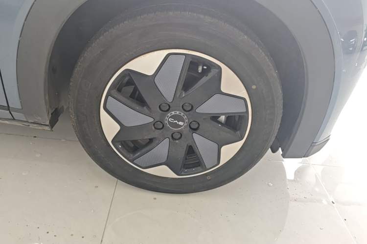Used BYD Dolphin 2024 Honor Edition 420km Fashion Version Right Rear Wheel Hub