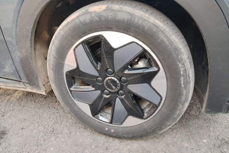 Used BYD Dolphin 2024 Honor Edition 420km Fashion Version Right Front Wheel Hub