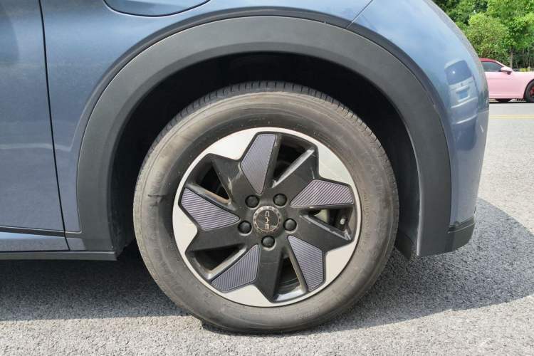 Used BYD Dolphin 2024 Honor Edition 420km Fashion Version Right Front Wheel Hub