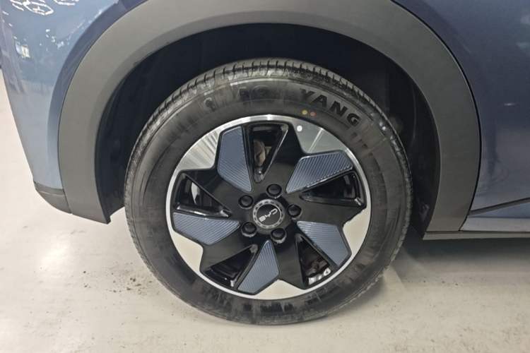 Used BYD Dolphin 2024 Honor Edition 420km Fashion Version Right Rear Wheel Hub