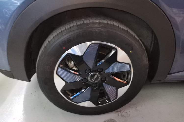 Used BYD Dolphin 2024 Honor Edition 420km Fashion Version Right Rear Wheel Hub