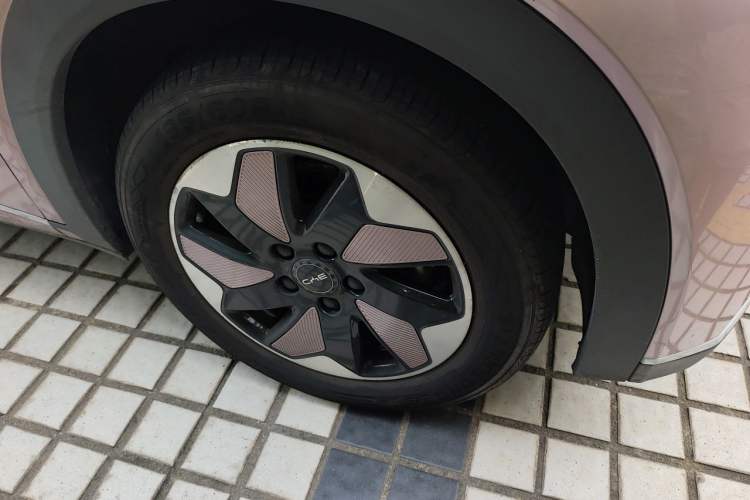 Used BYD Dolphin 2024 Honor Edition 420km Fashion Version Right Front Wheel Hub