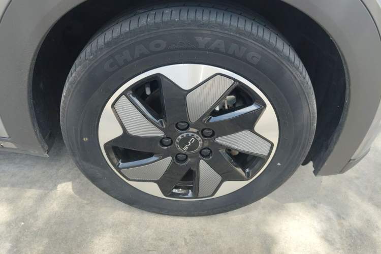 Used BYD Dolphin 2024 Honor Edition 420km Fashion Version Right Front Wheel Hub