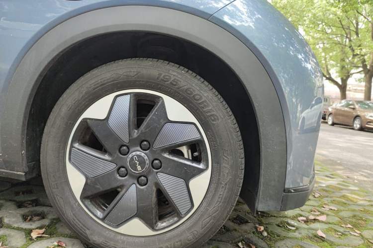 Used BYD Dolphin 2024 Honor Edition 420km Fashion Version Right Front Wheel Hub