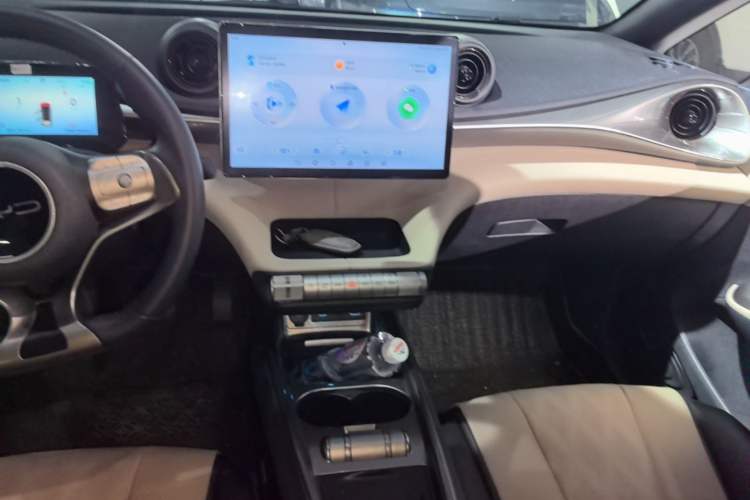 Used BYD Dolphin 2024 Honor Edition 420km Fashion Version Audio And AC Panel