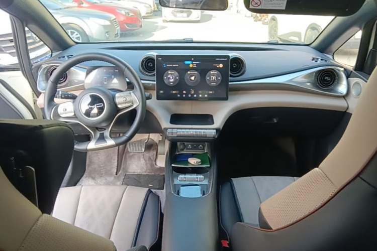 Used BYD Dolphin 2024 Honor Edition 420km Fashion Version Center Console