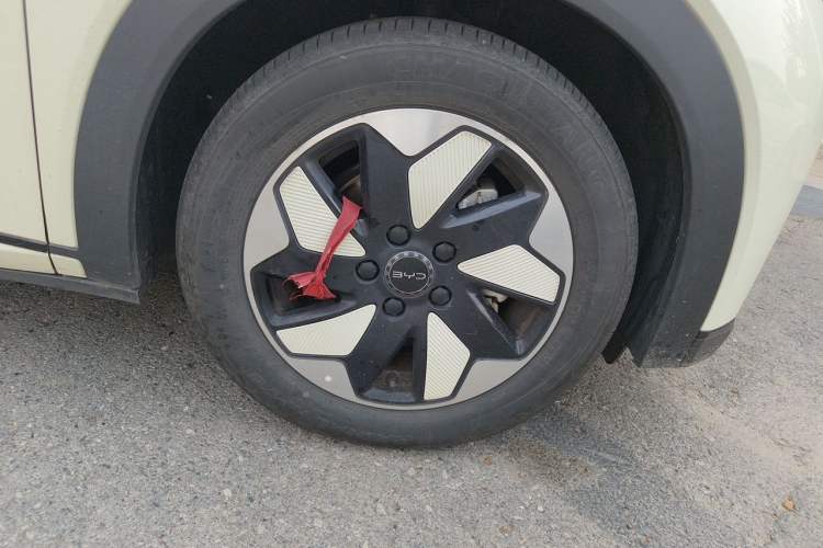 Used BYD Dolphin 2024 Honor Edition 420km Fashion Version Right Front Wheel Hub
