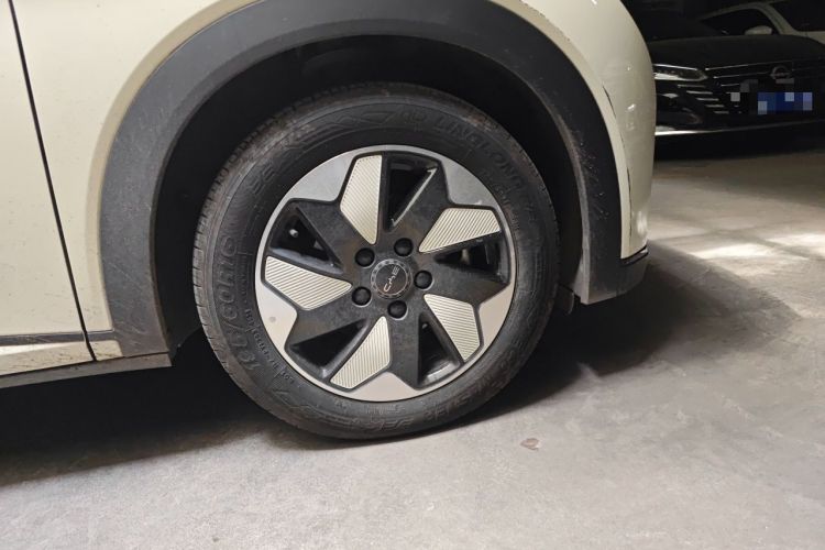 Used BYD Dolphin 2024 Honor Edition 420km Fashion Version Right Front Wheel Hub