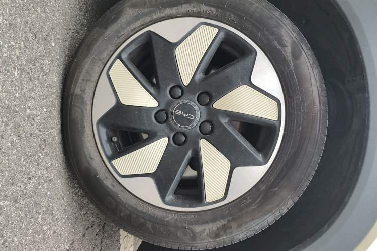 Used BYD Dolphin 2024 Honor Edition 420km Fashion Version Right Front Wheel Hub