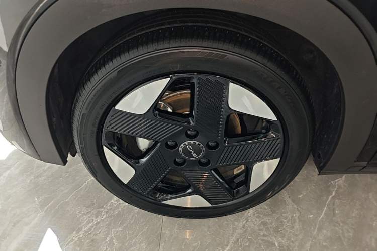 Used BYD Dolphin 2025 Intelligent Driving Version 520km Range Knight Edition Left Front Wheel Hub