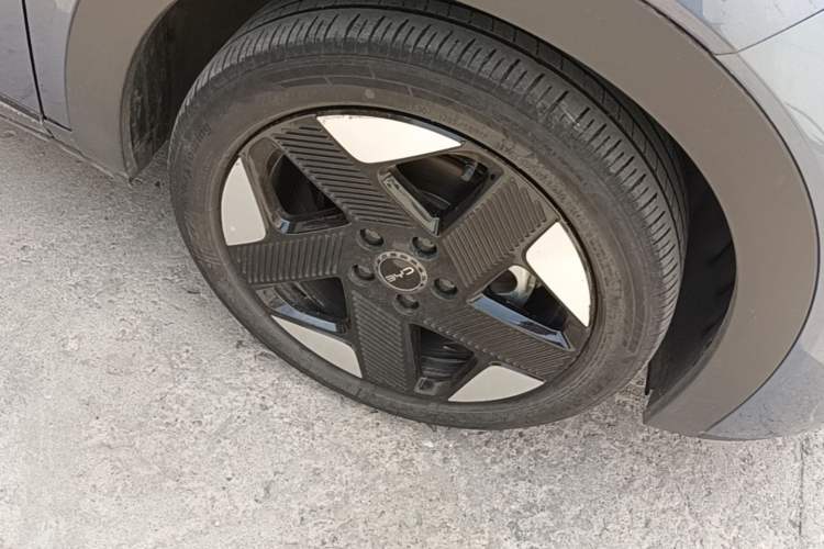 Used BYD Dolphin 2025 Intelligent Driving Version 520km Range Knight Edition Right Front Wheel Hub