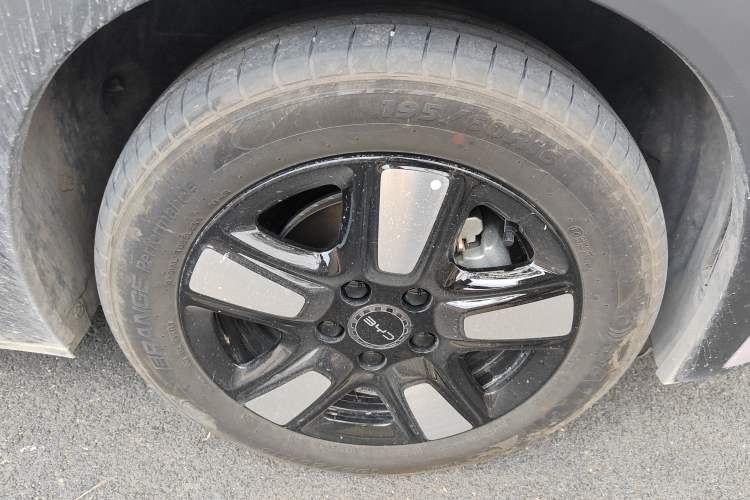 Used BYD Dolphin 2025 Intelligent Driving Version 410 km Fashion Edition Right Front Wheel Hub