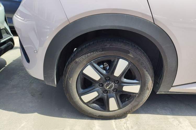 Used BYD Dolphin 2025 Intelligent Driving Version 410 km Fashion Edition Right Rear Wheel Hub
