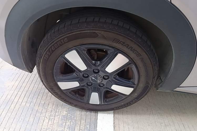 Used BYD Dolphin 2025 Intelligent Driving Version 410 km Fashion Edition Right Rear Wheel Hub