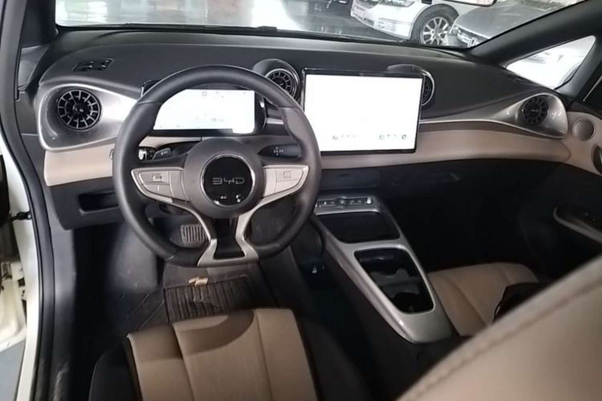 Used BYD Dolphin 2025 Smart Drive Version 420 km Freedom Edition Center Console