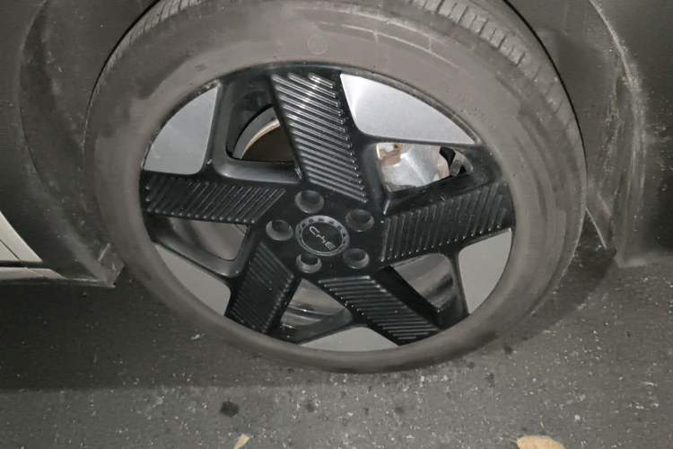 Used BYD Dolphin 2025 Intelligent Driving Version 520km Range Knight Edition Right Front Wheel Hub