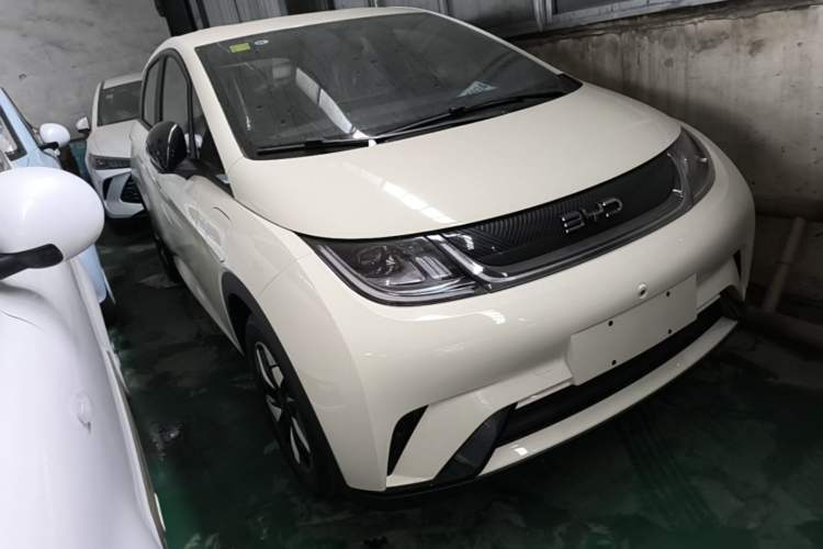 Used BYD Dolphin 2025 420km Free Edition Front Right 45 Deg