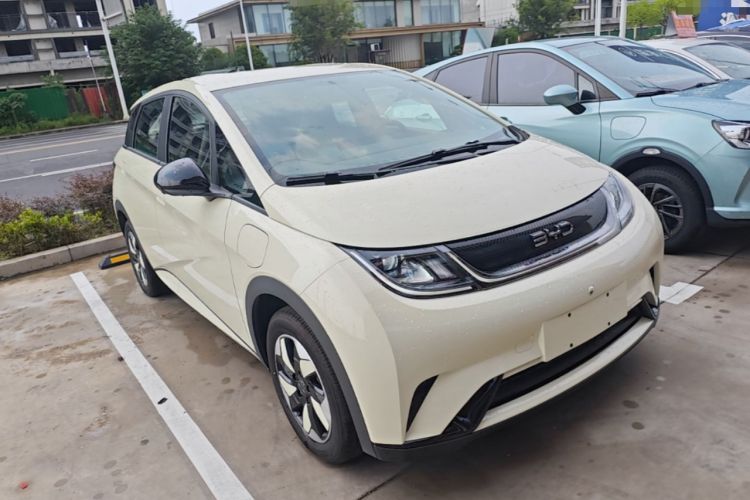 Used BYD Dolphin 2025 420km Free Edition Front Right 45 Deg