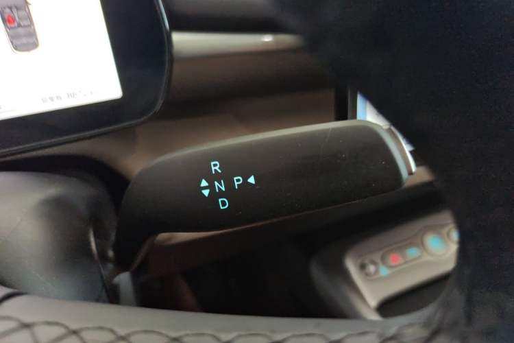 Used BYD Dolphin 2025 Smart Drive Version 420 km Freedom Edition Gear Lever