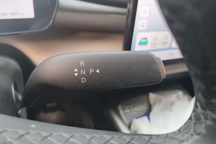 Used BYD Dolphin 2025 Smart Drive Version 420 km Freedom Edition Gear Lever