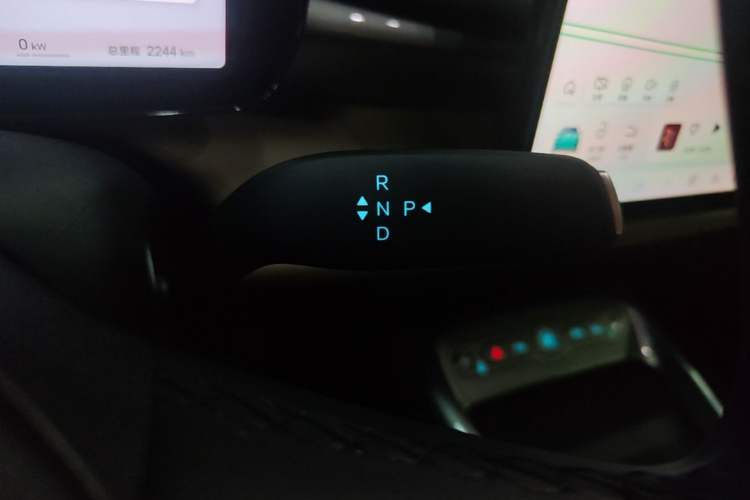 Used BYD Dolphin 2025 Smart Drive Version 420 km Freedom Edition Gear Lever
