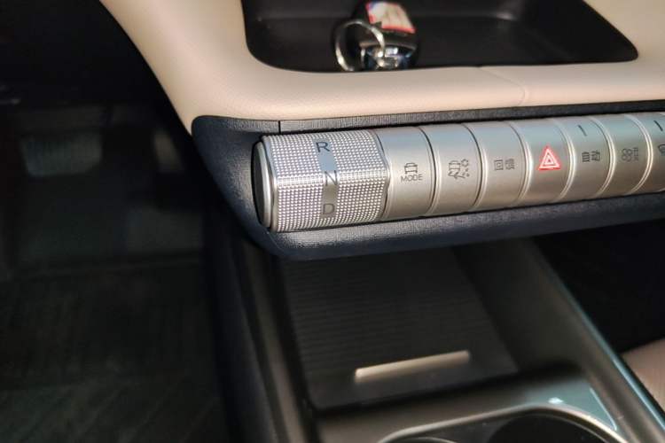 Used BYD Dolphin 2025 Smart Drive Version 420 km Freedom Edition Gear Lever