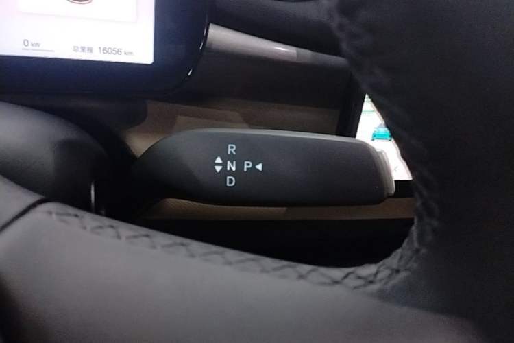Used BYD Dolphin 2025 Smart Drive Version 420 km Freedom Edition Gear Lever
