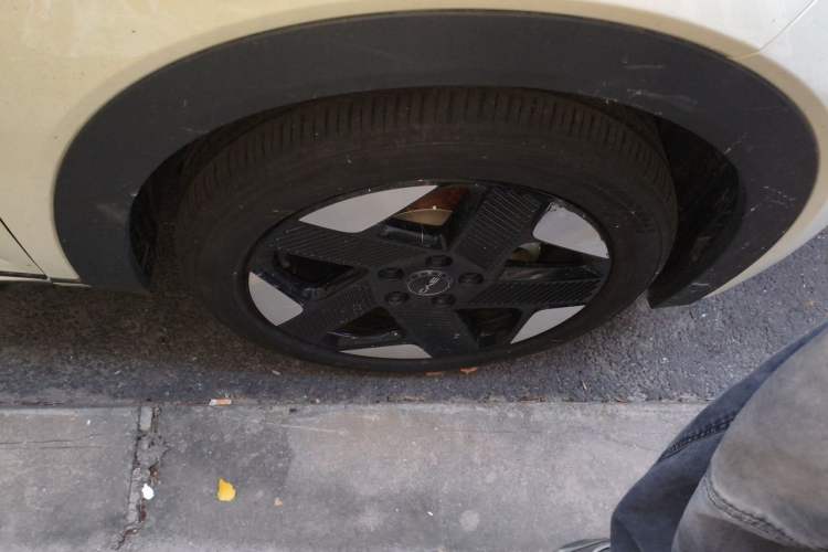 Used BYD Dolphin 2025 Intelligent Driving Version 520km Range Knight Edition Right Front Wheel Hub