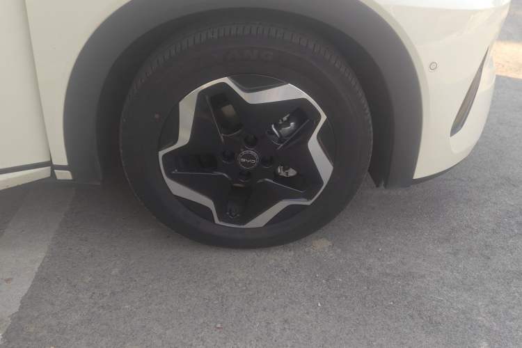 Used BYD Dolphin 2025 Smart Drive Version 420 km Freedom Edition Right Front Wheel Hub