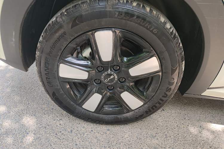 Used BYD Dolphin 2025 Intelligent Driving Version 410 km Fashion Edition Right Rear Wheel Hub
