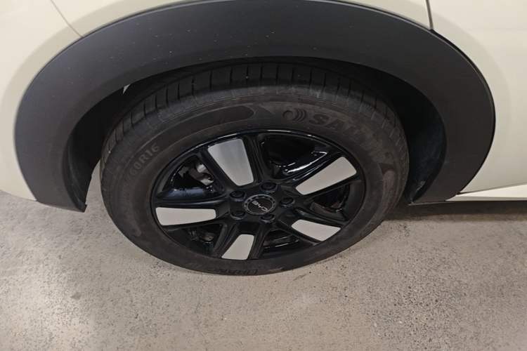 Used BYD Dolphin 2025 Intelligent Driving Version 410 km Fashion Edition Right Rear Wheel Hub