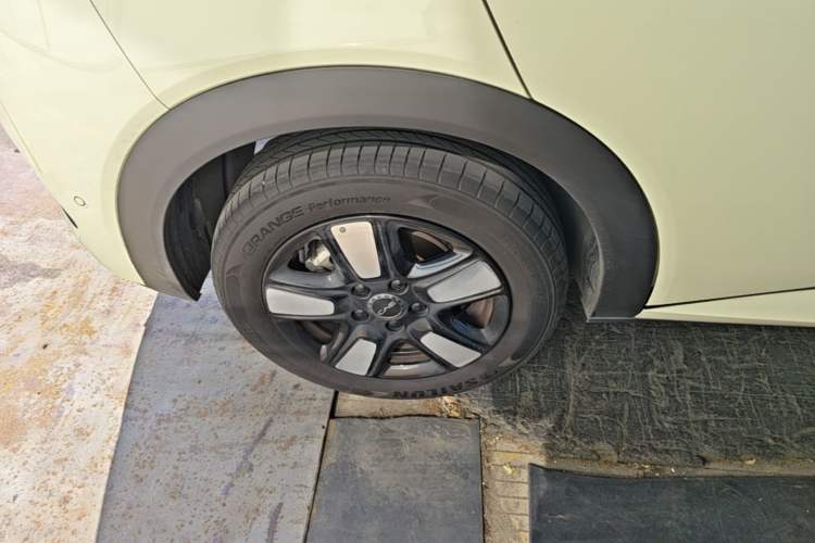 Used BYD Dolphin 2025 Intelligent Driving Version 410 km Fashion Edition Right Rear Wheel Hub