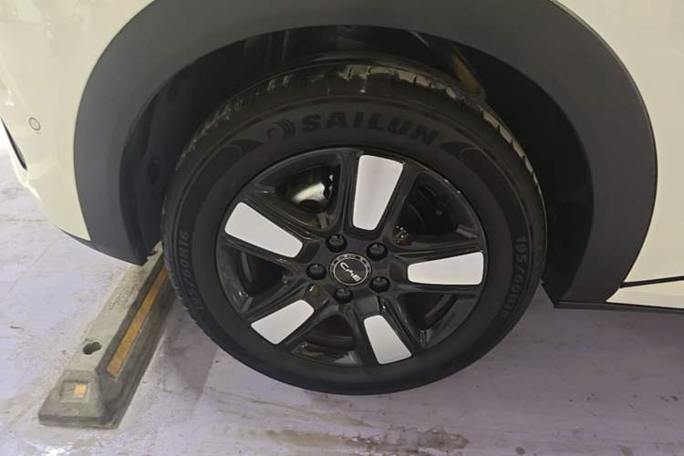 Used BYD Dolphin 2025 Intelligent Driving Version 410 km Fashion Edition Right Rear Wheel Hub