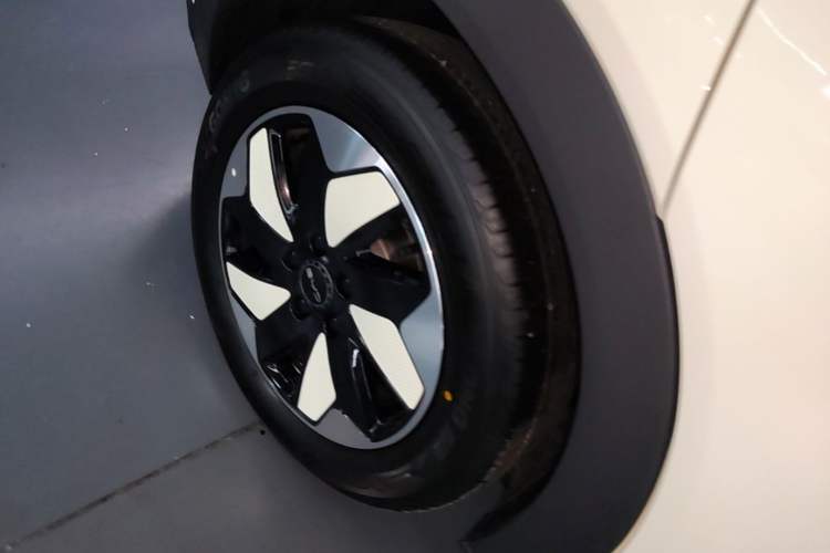 Used BYD Dolphin 2025 Smart Drive Version 420 km Freedom Edition Right Rear Wheel Hub