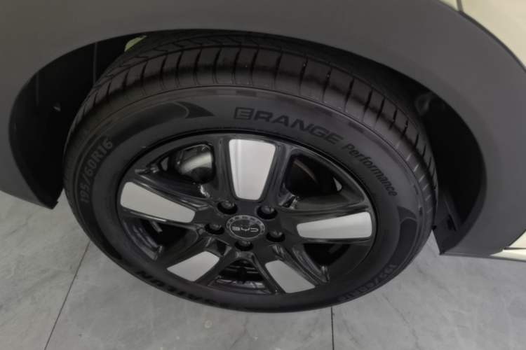 Used BYD Dolphin 2025 Intelligent Driving Version 410 km Fashion Edition Right Rear Wheel Hub
