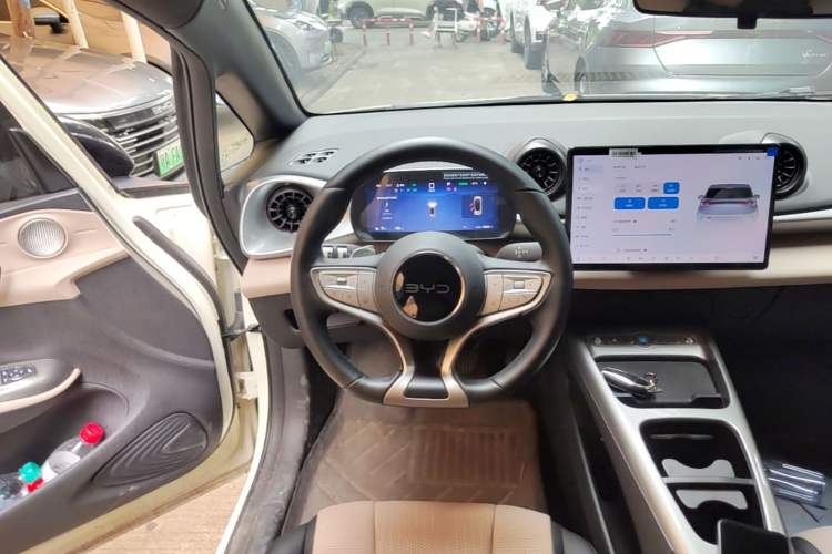 Used BYD Dolphin 2025 Smart Drive Version 420 km Freedom Edition Steering Wheel