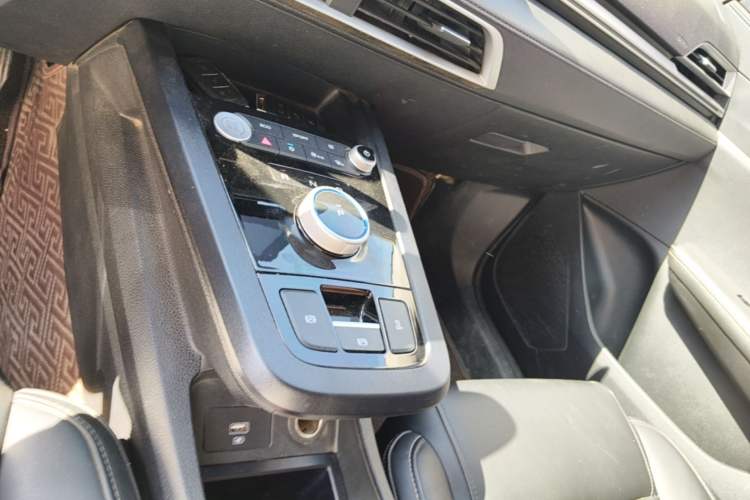 Used BYD e2 2019 Standard Range Model – Smart & Comfortable Version Gear Lever