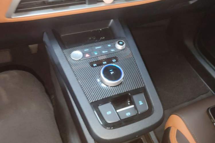 Used BYD e2 2019 Standard Range Model – Smart & Comfortable Version Gear Lever