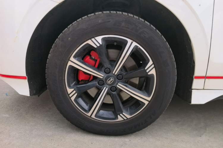 Used BYD e2 2019 High-Range Version – Chuan·Luxury Model Left Front Wheel Hub