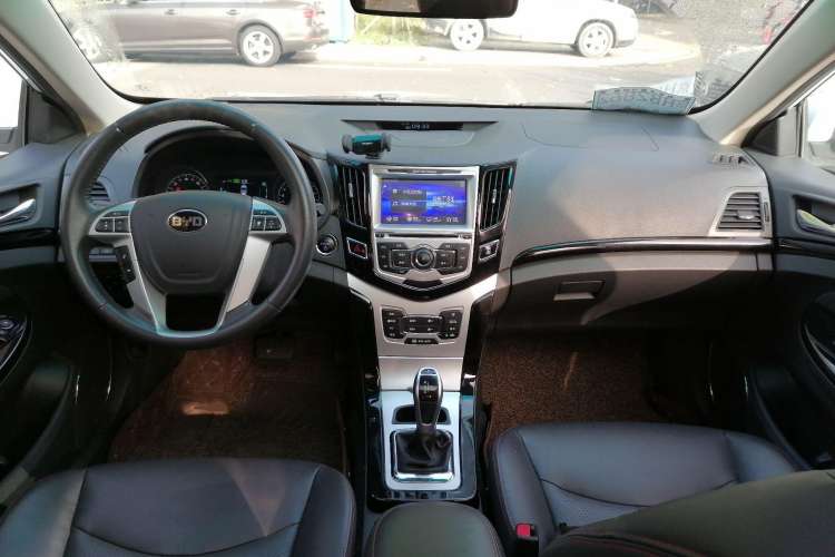 Used BYD e5 2016 300 Prestige Edition Center Console