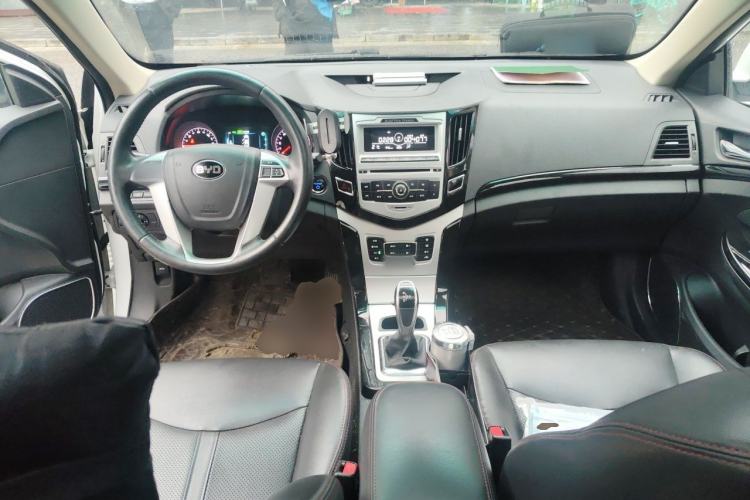 Used BYD e5 2016 300 Luxury Edition Center Console
