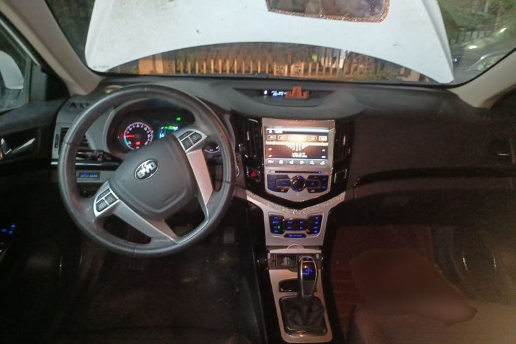 Used BYD e5 2016 300 Luxury Edition Center Console