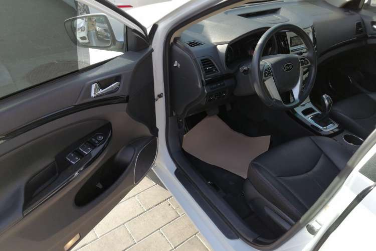 Used BYD e5 2016 300 Luxury Edition Driver Seat